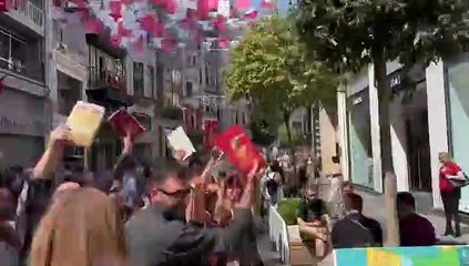 Ahmet Ümit'in imza etkinliği İstiklal'e taştı: "Tam iki yıl oldu, nihayet kavuştuk!"