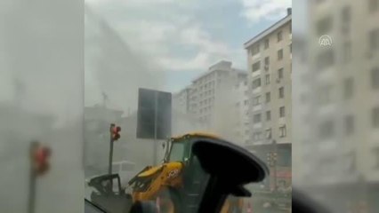 Kadıköy'de İSKİ borusunun kırılmasıyla tazyikli su yola aktı