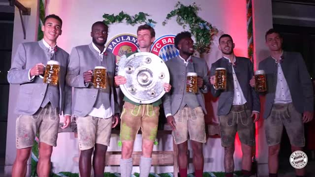 Die bayern meisterfeier im paulaner-biergarten
