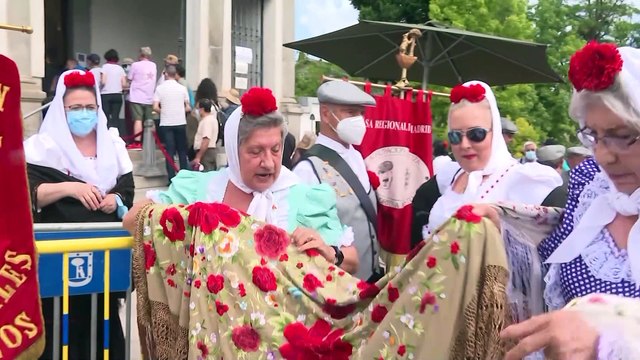 Los madrileños vuelven a disfrutar de baile y verbena en la pradera de San Isidro