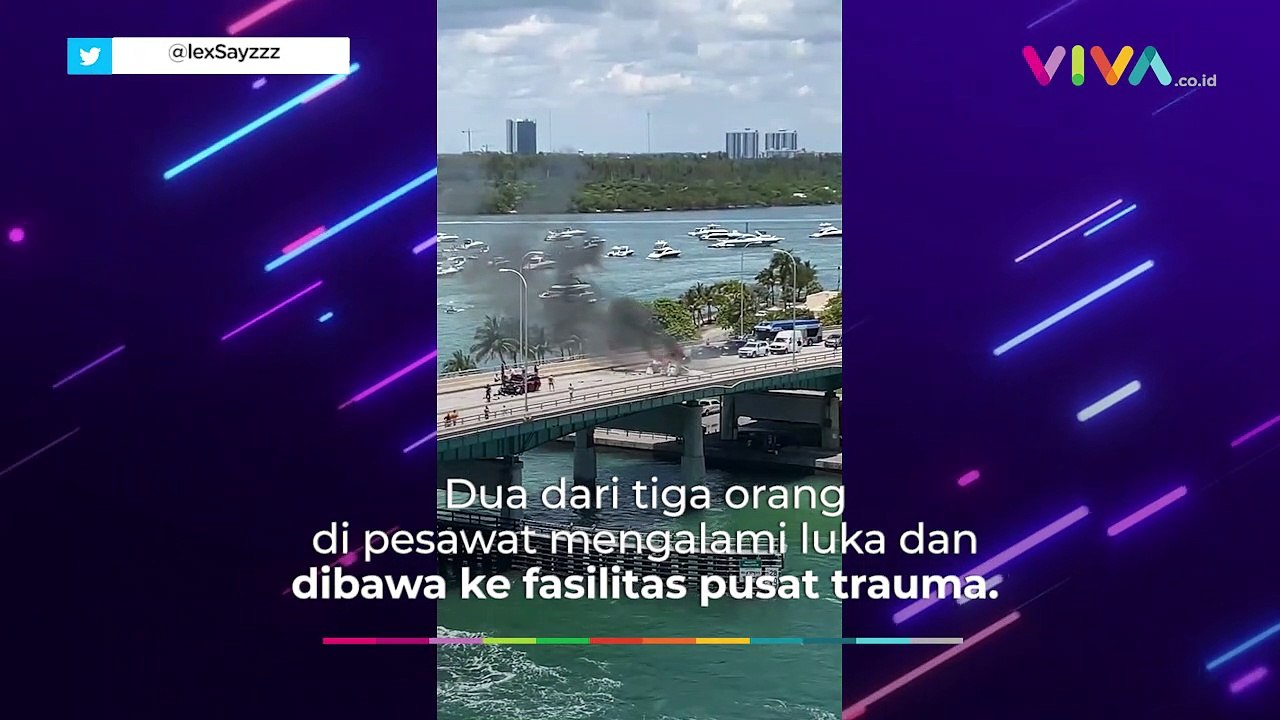 NGERI! Kecelakaan Pesawat Hantam Mobil di Atas Jembatan