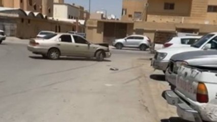 @eMoroor @MuaiyedK السلام عليكم قبل شوي صاحب الكامري حسبي الله عليه صدم 3 سيارات اتمنى يتم القبض عليه