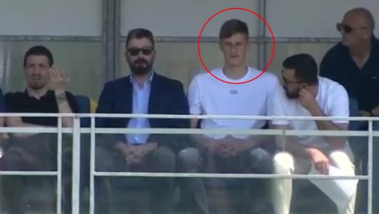 Mert Hakan ile arkadaş oldu bile! Fenerbahçe'nin yeni transferi tribünde yerini aldı