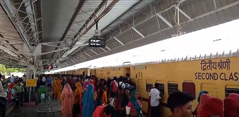 10 कोच की रेल में 900 सीट, यात्री पहुंचे 2500 पार