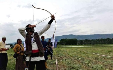 Eski havalimanında en uzak mesafeye ok atmak için yarıştılar