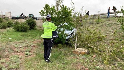 Sivas'ta otomobil şarampole uçtu: 2 yaralı