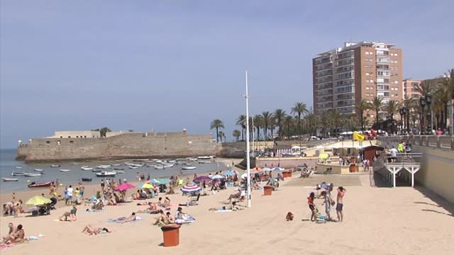 Cádiz se divide ante el cambio de normativa que permitirá el nudismo en sus playas