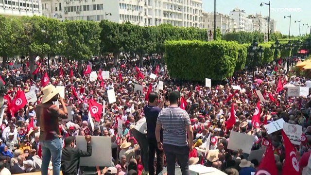 فيديو: الآلاف في تونس يحتجون على اجراءات سعيّد ويطالبون بعودة الديمقراطية ورحيل الرئيس