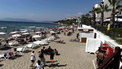 Kuşadası'nda sıcak havada plajlar doldu taştı