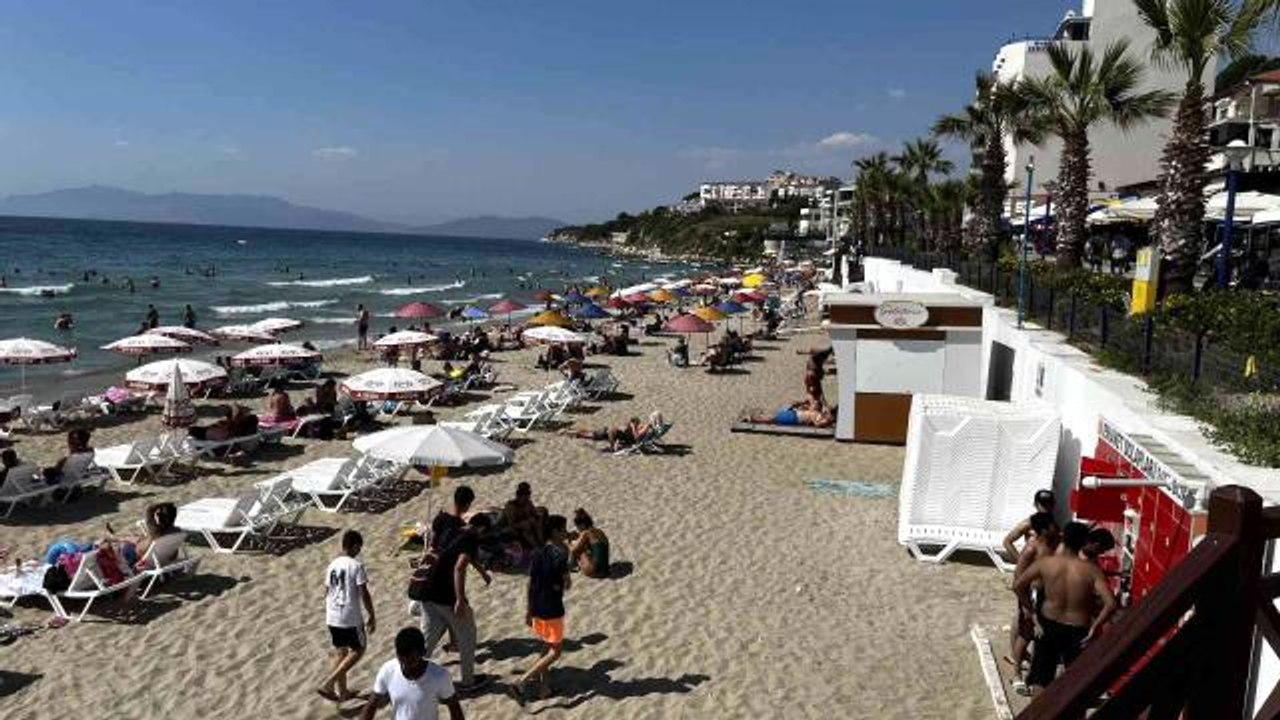 Kuşadası'nda sıcak havada plajlar doldu taştı