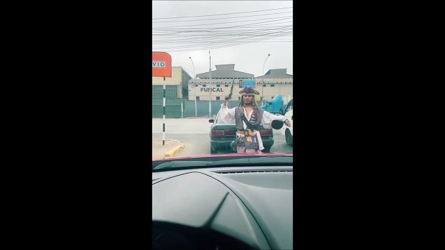 Il est tombé bien bas Johnny Depp... Jack Sparrow au feu rouge