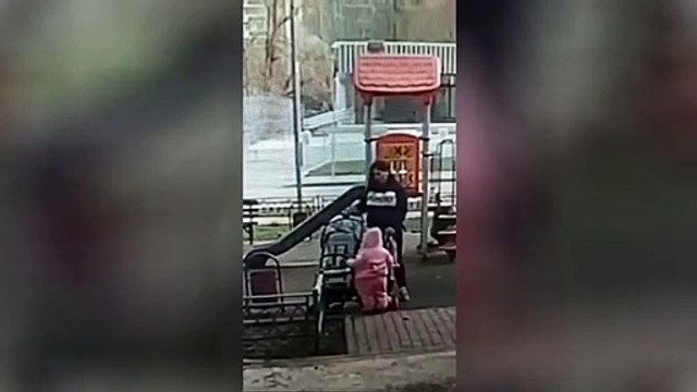 Cette maman vient voler une poussette...