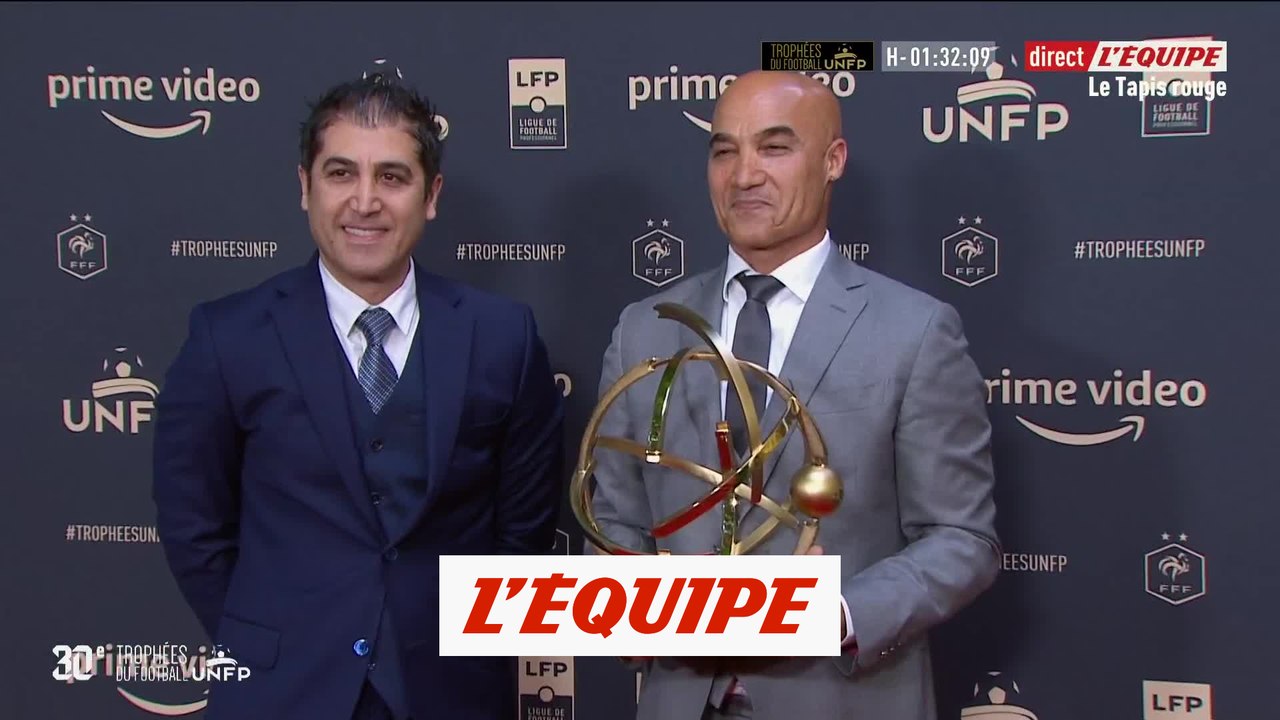 L'arrivée du trophée sur le tapis rouge - Foot - Trophées UNFP