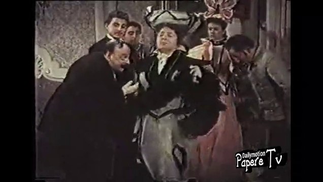 Totò e la sua famiglia si fingono nobili, scena tratta da Miseria e Nobiltà