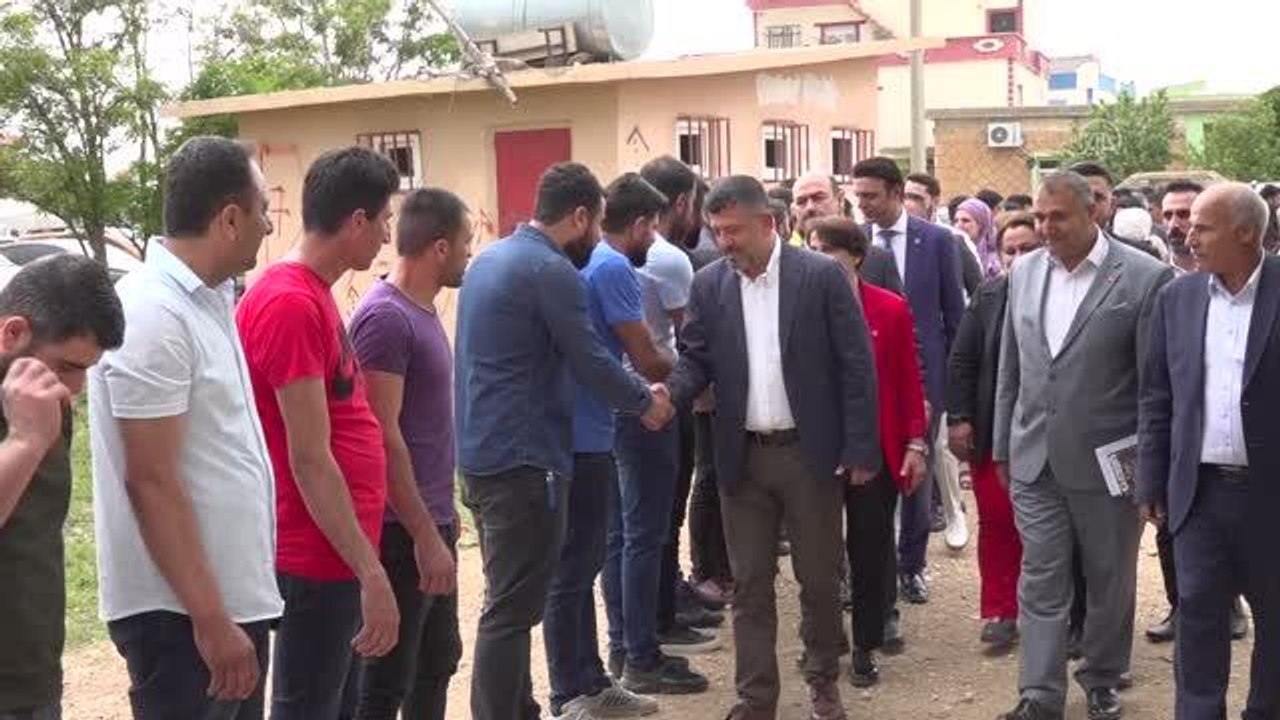 DİYARBAKIR - CHP'li Ağbaba, partisine katılanlara rozet taktı