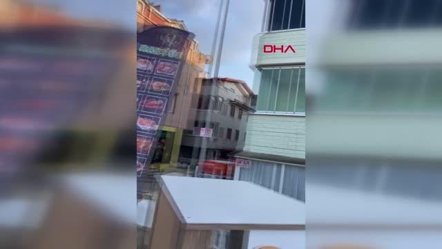 SAKARYA-MANGAL YAPARKEN EVİN ÇATI KATINI YANDI