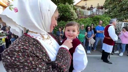 San Simplicio saluta la città in processione. Luci e ombre intorno al corteo religioso