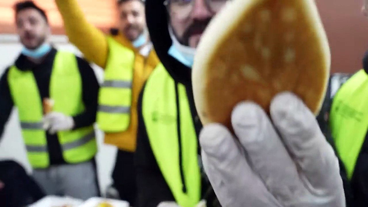 بمناسبة 24 مليون رسمنا الإبتسامة في قلوب الناس❤️(توزيع المساعدات)