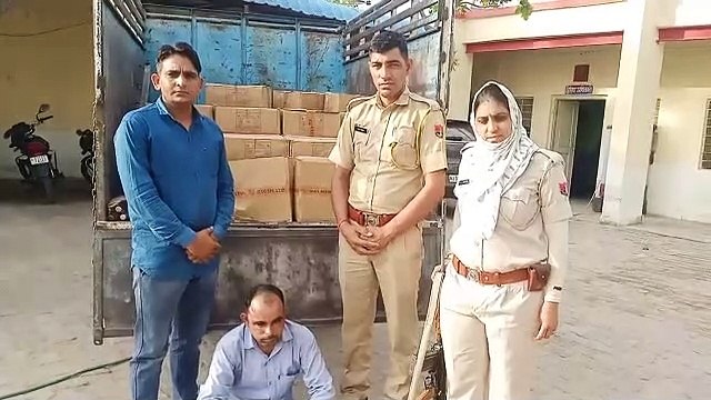 पिकअप से सौ कर्टन अवैध देसी शराब जब्त