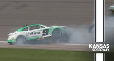 Chase Elliott loses a tire, spins at Kansas Speedway