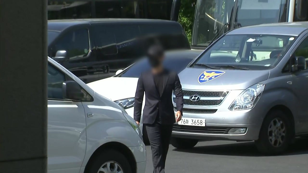 '폭락 코인' 루나 대표 집 주거침입 남성, 경찰 출석 / YTN