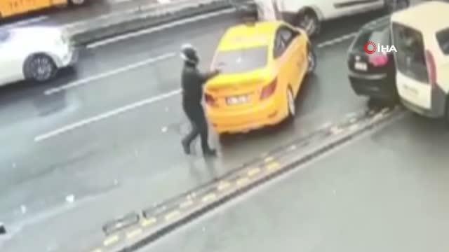 Kasklı saldırgan hasmına kurşun yağdırdı... Yaşanan dehşet anları kamerada