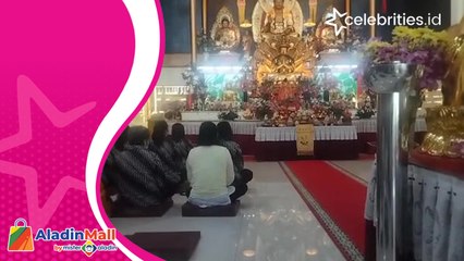 Khusyuknya Ibadah Waisak Umat Budha di Vihara Avalokitesvara