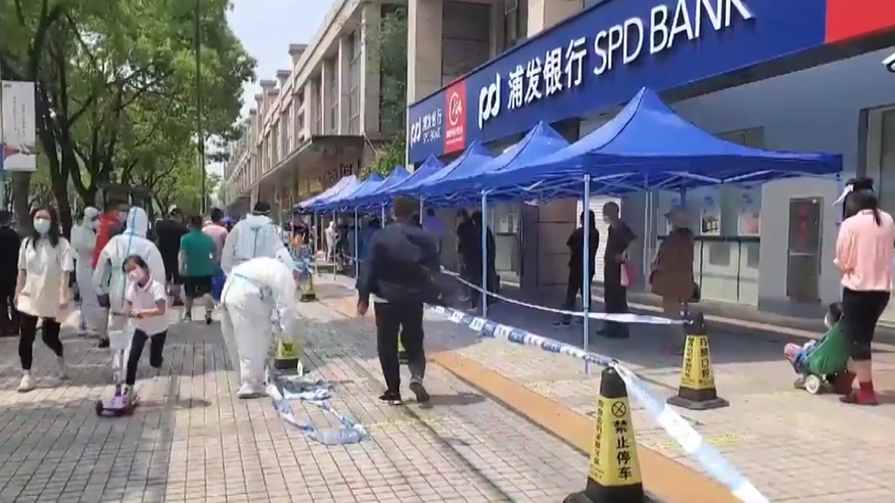 [뉴스큐] "마트 간다" 봉쇄 점진적으로 푸는 상하이...거리 풍경은? / YTN