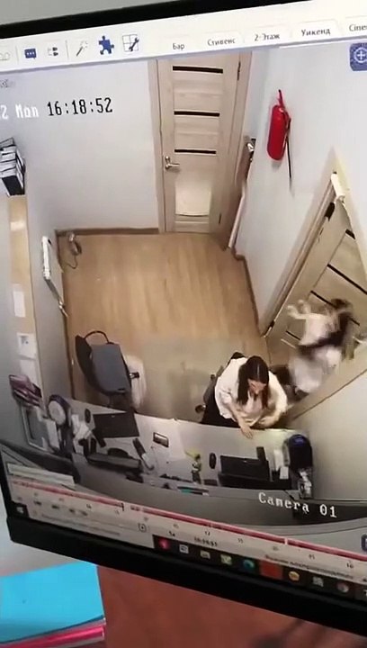 Un extincteur fait une mauvaise blague à deux employées !