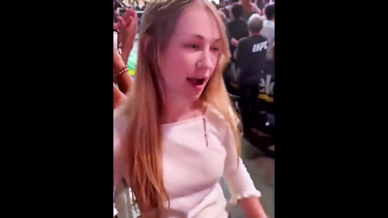 Une femme veut rentrer dans l'octogone pendant une soirée MMA