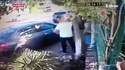 Bursa'da otomobil kapıya saplandı: Saniyelerle kurtuldular