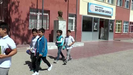 Okul bahçesine inşa ettikleri "böcek oteliyle" canlıların yaşamını öğreniyorlar