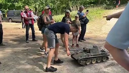 Test de résistance d'un char RC à l'échelle 1:8 (Armortek Panther G)