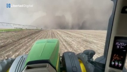 Un granjero de EEUU graba desde su tractor una devastadora tormenta de arena