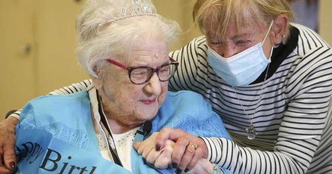 Canada : pour son anniversaire, cette maman de 98 ans a été réunie avec sa fille perdue depuis 80 ans