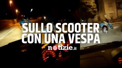 Afragola, in due sul motorino con una “Vespa” in braccio: il video che scatena le polemiche