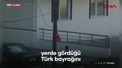 Küçük Emiralp çöpte gördüğü bayrakları temizleyip direğe astı