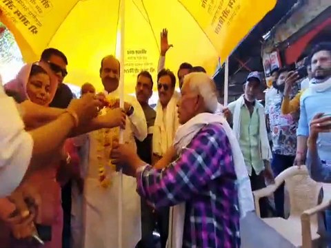 Video : बूंदी आए लोकसभा स्पीकर ओम बिरला, लोगों के बांटे दु:ख-दर्द, श्रमवीरों के लगाए छातें