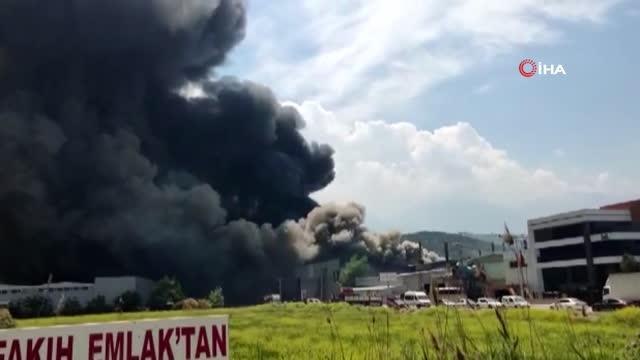 Bursa'da fabrika yangını... Dumanlar gökyüzünü kapladı