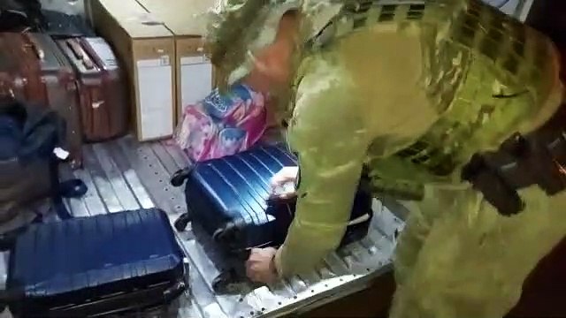 Vídeo mostra momento em que BPFron encontra drogas escondidas em malas na BR-369