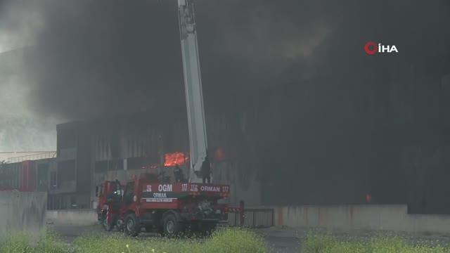 Bursa'da fabrika yangını... Dumanlar gökyüzünü kapladı