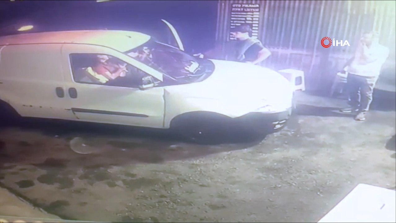 Aracın altında kalmaktan son anda kurtuldular