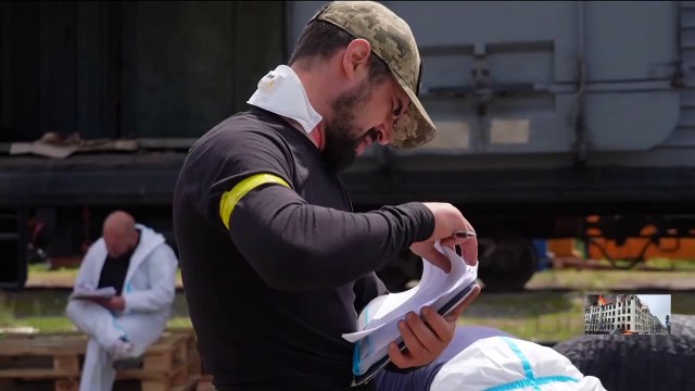 Guerre en Ukraine : le travail d'identification des corps des équipes médicales près de Kharkiv