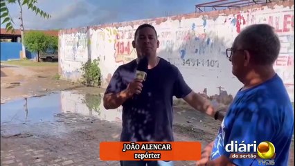 "Aqui tá difícil, a lama podre", diz morador de Pombal ao reclamar de esgoto a céu aberto