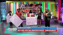 Humor: Estudiantes ‘dinosaurios’ protestaron por las críticas a su permanencia en las universidades