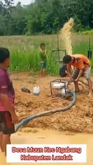 Trik supaya kendaraan dapat lewat di jalan yang tergenang lumpur