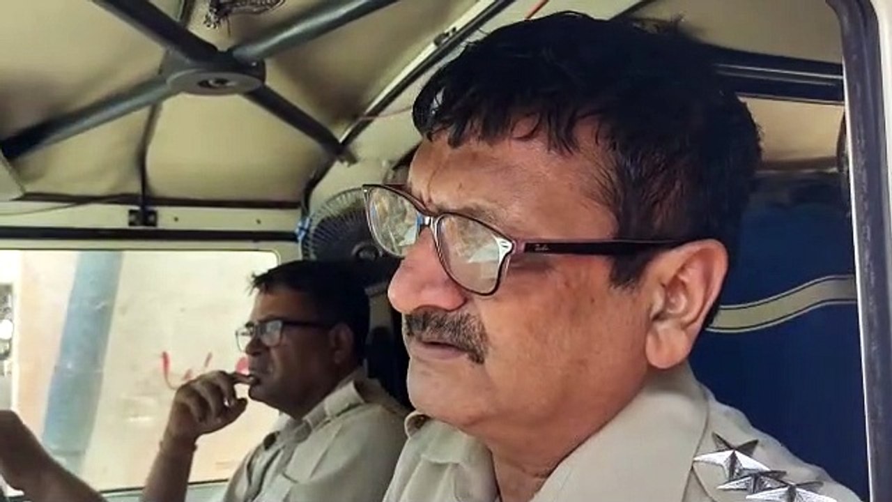 हलवाई की बंद दुकान से निकला खून, शटर तोड़कर देख...