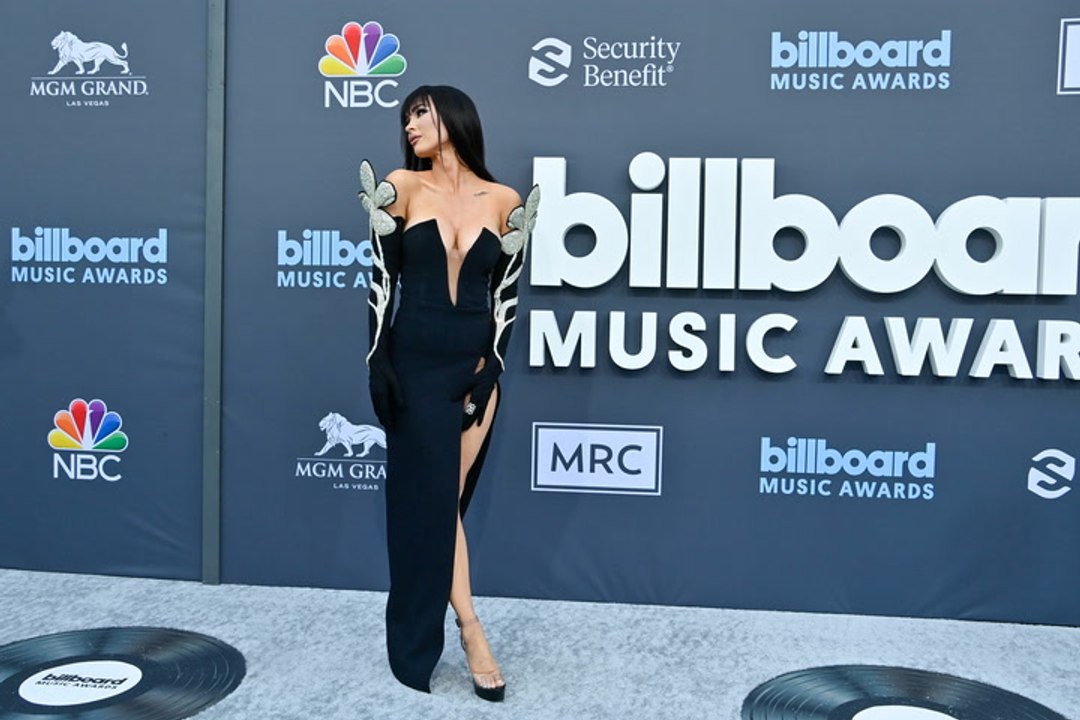 Hier darf nichts verrutschen! Megan Fox zeigt Mega-Dekolleté und viel Bein