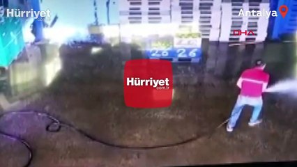 Arkadaşı basıncı artırınca hortumla temizlik yapan işçi zor anlar yaşadı