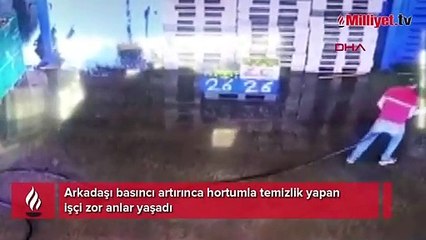 Arkadaşı basıncı artırınca hortumla temizlik yapan işçi zor anlar yaşadı